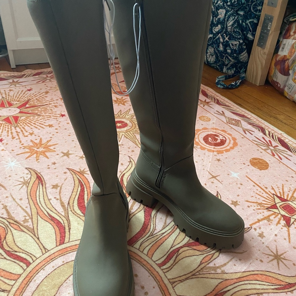 Women’s Olive Green Chunky Sole Rain Style Boots NWT